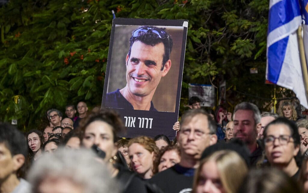 תמונתו של דרור אור ז"ל מתנוססת בהפגנה למען החזרת כל החטופים החללים בכיכר החטופים בתל אביב, 15 בנובמבר 2025 (צילום: אבשלום ששוני/פלאש90)