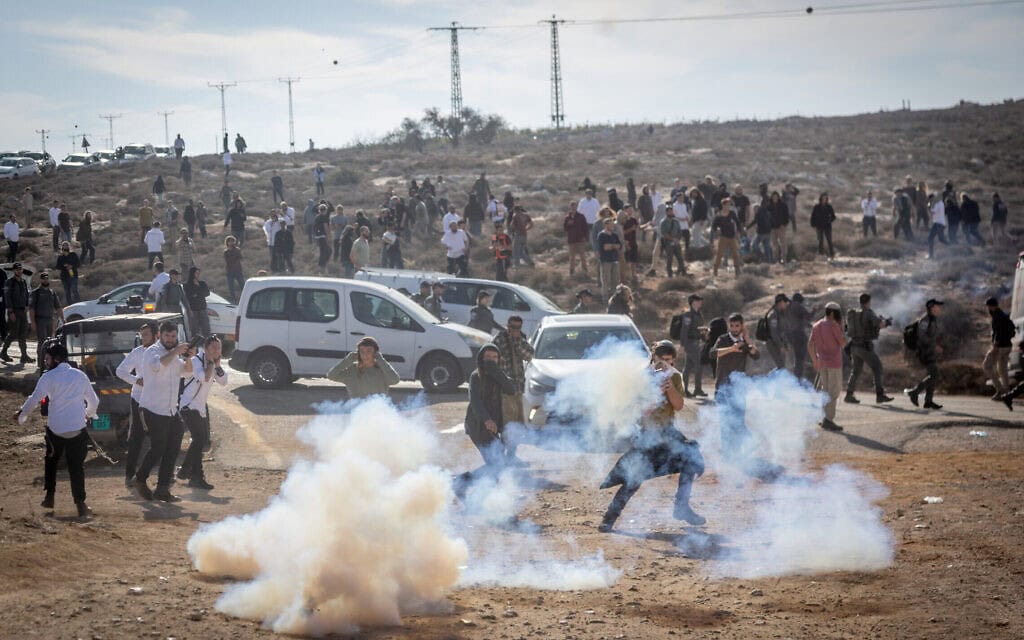 מתנחלים מתפרעים ותוקפים את כוחות הביטחון בעת פינוי מבנים לא חוקיים בגדה המערבית, 17 בנובמבר 2025 (צילום: חיים גולדברג/פלאש90) מתנחלים מתפרעים ותוקפים את כוחות הביטחון בעת פינוי מבנים לא חוקיים בגדה המערבית, 17 בנובמבר 2025 (צילום: חיים גולדברג/פלאש90)