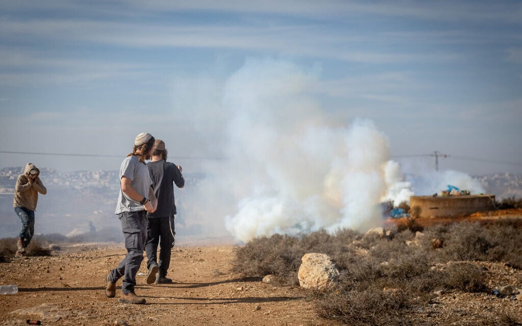 מתנחלים מתפרעים ותוקפים את כוחות הביטחון בעת פינוי מבנים לא חוקיים בגדה המערבית, 17 בנובמבר 2025 (צילום: חיים גולדברג/פלאש90) מתנחלים מתפרעים ותוקפים את כוחות הביטחון בעת פינוי מבנים לא חוקיים בגדה המערבית, 17 בנובמבר 2025 (צילום: חיים גולדברג/פלאש90)