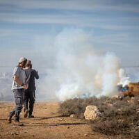 מתנחלים מתפרעים ותוקפים את כוחות הביטחון בעת פינוי מבנים לא חוקיים בגדה המערבית, 17 בנובמבר 2025 (צילום: חיים גולדברג/פלאש90) מתנחלים מתפרעים ותוקפים את כוחות הביטחון בעת פינוי מבנים לא חוקיים בגדה המערבית, 17 בנובמבר 2025 (צילום: חיים גולדברג/פלאש90)