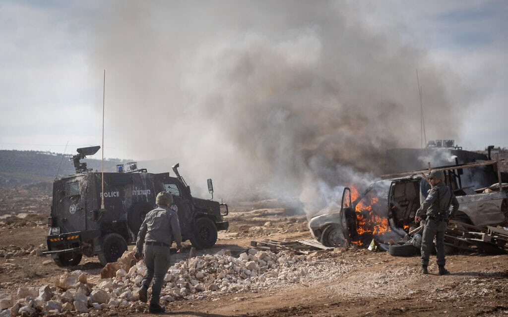 מתנחלים מתפרעים ותוקפים את כוחות הביטחון בעת פינוי מבנים לא חוקיים בגדה המערבית, 17 בנובמבר 2025 (צילום: חיים גולדברג/פלאש90) מתנחלים מתפרעים ותוקפים את כוחות הביטחון בעת פינוי מבנים לא חוקיים בגדה המערבית, 17 בנובמבר 2025 (צילום: חיים גולדברג/פלאש90)