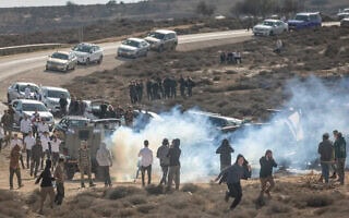 מתנחלים מתפרעים ותוקפים את כוחות הביטחון בעת פינוי מבנים לא חוקיים בגדה המערבית, 17 בנובמבר 2025 (צילום: חיים גולדברג/פלאש90) מתנחלים מתפרעים ותוקפים את כוחות הביטחון בעת פינוי מבנים לא חוקיים בגדה המערבית, 17 בנובמבר 2025 (צילום: חיים גולדברג/פלאש90)