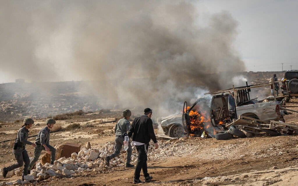 מתנחלים מתפרעים ותוקפים את כוחות הביטחון בעת פינוי מבנים לא חוקיים בגדה המערבית, 17 בנובמבר 2025 (צילום: חיים גולדברג/פלאש90) מתנחלים מתפרעים ותוקפים את כוחות הביטחון בעת פינוי מבנים לא חוקיים בגדה המערבית, 17 בנובמבר 2025 (צילום: חיים גולדברג/פלאש90)