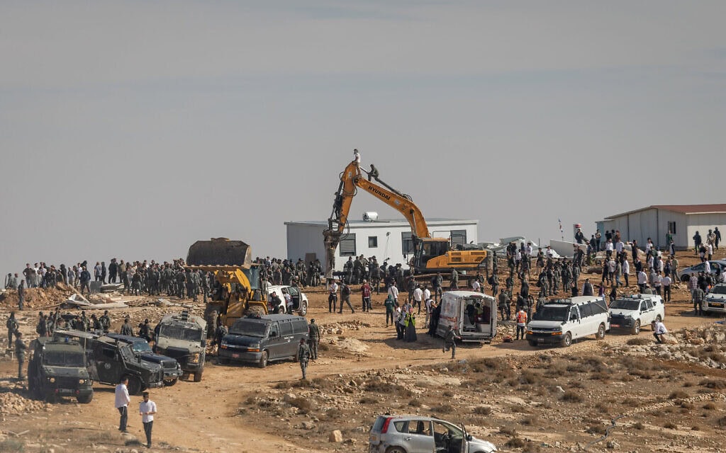 מתנחלים מתפרעים ותוקפים את כוחות הביטחון בעת פינוי מבנים לא חוקיים בגדה המערבית, 17 בנובמבר 2025 (צילום: חיים גולדברג/פלאש90) מתנחלים מתפרעים ותוקפים את כוחות הביטחון בעת פינוי מבנים לא חוקיים בגדה המערבית, 17 בנובמבר 2025 (צילום: חיים גולדברג/פלאש90)