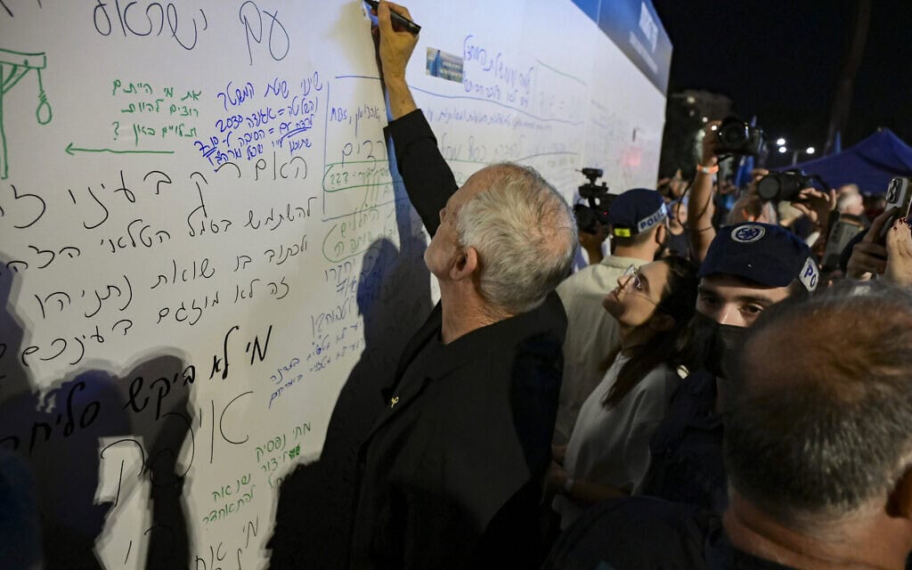 ח״כ בני גנץ כותב על ״קיר האמת״ שהוצב בכיכר הבימה בהפגנה לוועדת חקירה ממלכתית. 22 בנובמבר 2025 (צילום: אבשלום ששוני/פלאש90) ח״כ בני גנץ כותב על ״קיר האמת״ שהוצב בכיכר הבימה בהפגנה לוועדת חקירה ממלכתית. 22 בנובמבר 2025 (צילום: אבשלום ששוני/פלאש90)