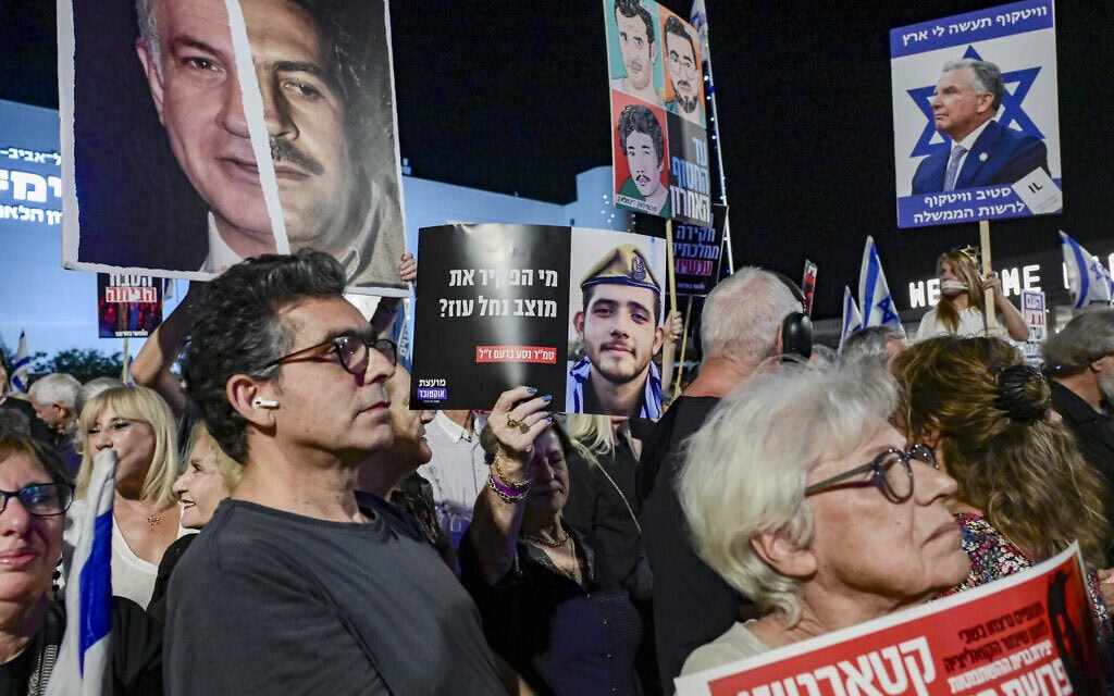 מפגינים בכיכר הבימה בעד ועדת חקירה ממלכתית. 22 (צילום: אבשלום ששוני/פלאש90) מפגינים בכיכר הבימה בעד ועדת חקירה ממלכתית. 22 (צילום: אבשלום ששוני/פלאש90)