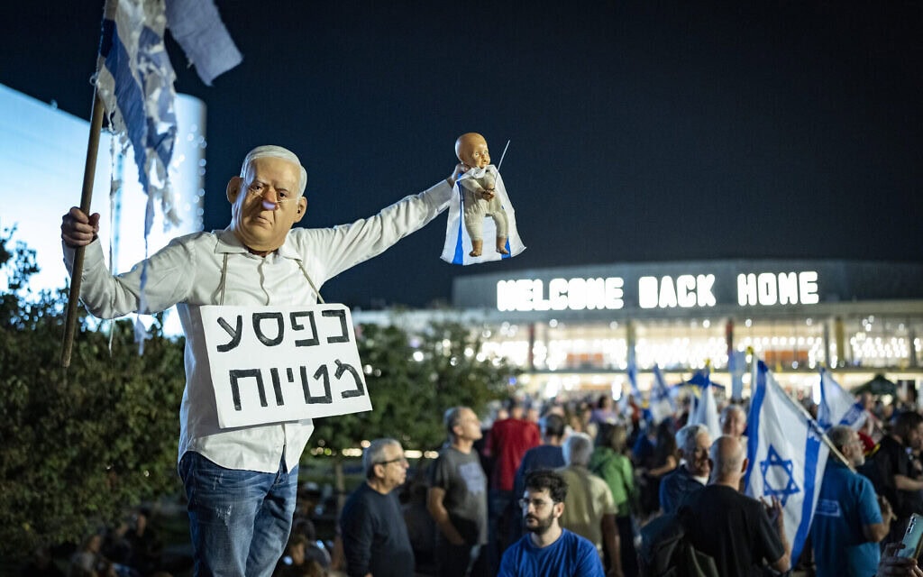 מפגין מחופש לראש הממשלה בנימין נתניהו בהפגנה למען ועדת חקירה ממלכתית. 22 בנובמבר 2025 (צילום: אריק מרמור/פלאש90) מפגין מחופש לראש הממשלה בנימין נתניהו בהפגנה למען ועדת חקירה ממלכתית. 22 בנובמבר 2025 (צילום: אריק מרמור/פלאש90)