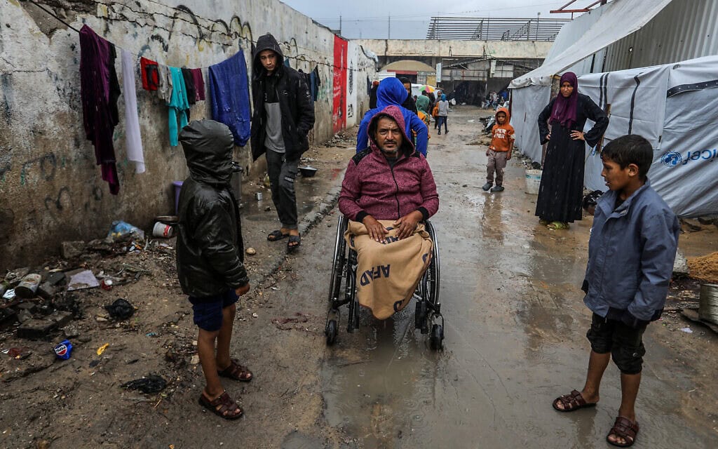פלסטינים במאהל באזור חאן יונס שהוצף מהגשם, 25 בנובמבר 2025 (צילום: Abed Rahim Khatib/Flash90) פלסטינים במאהל באזור חאן יונס שהוצף מהגשם, 25 בנובמבר 2025 (צילום: Abed Rahim Khatib/Flash90)