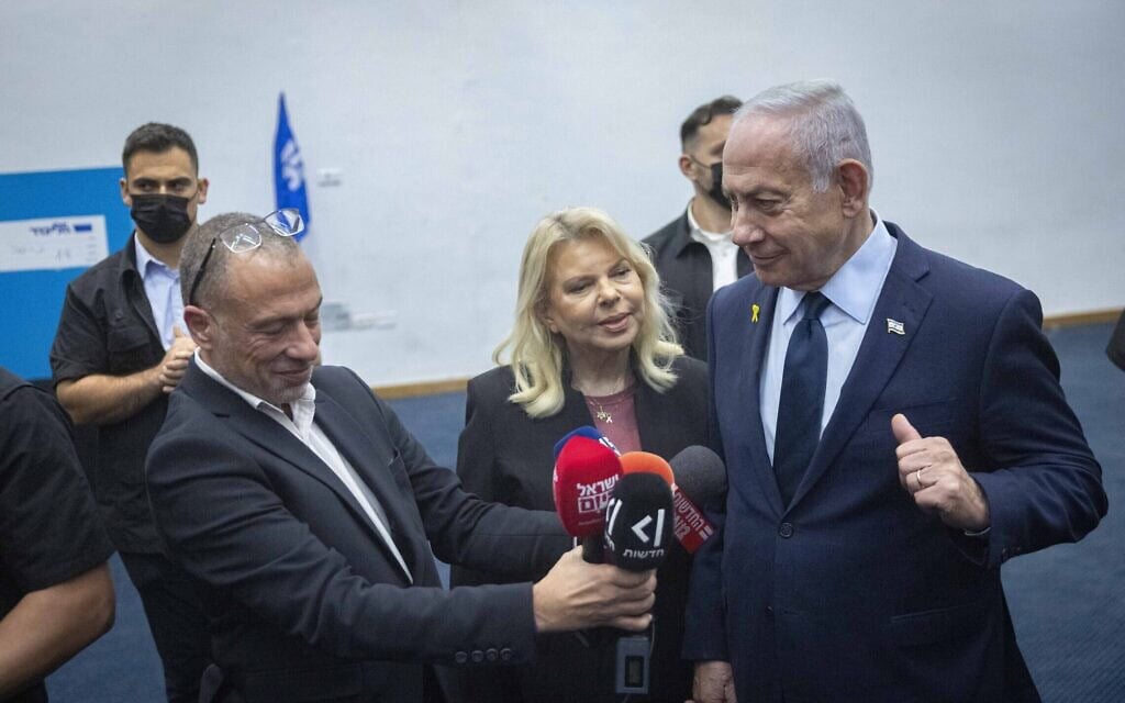 ראש הממשלה בנימין נתניהו ואשתו שרה בהצבעה לוועידת הליכוד בבנייני האומה בירושלים. 25 בנובמבר 2025 (צילום: חיים גולדברג/פלאש90) ראש הממשלה בנימין נתניהו ואשתו שרה בהצבעה לוועידת הליכוד בבנייני האומה בירושלים. 25 בנובמבר 2025 (צילום: חיים גולדברג/פלאש90)