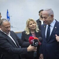 ראש הממשלה בנימין נתניהו ואשתו שרה בהצבעה לוועידת הליכוד בבנייני האומה בירושלים. 25 בנובמבר 2025 (צילום: חיים גולדברג/פלאש90) ראש הממשלה בנימין נתניהו ואשתו שרה בהצבעה לוועידת הליכוד בבנייני האומה בירושלים. 25 בנובמבר 2025 (צילום: חיים גולדברג/פלאש90)