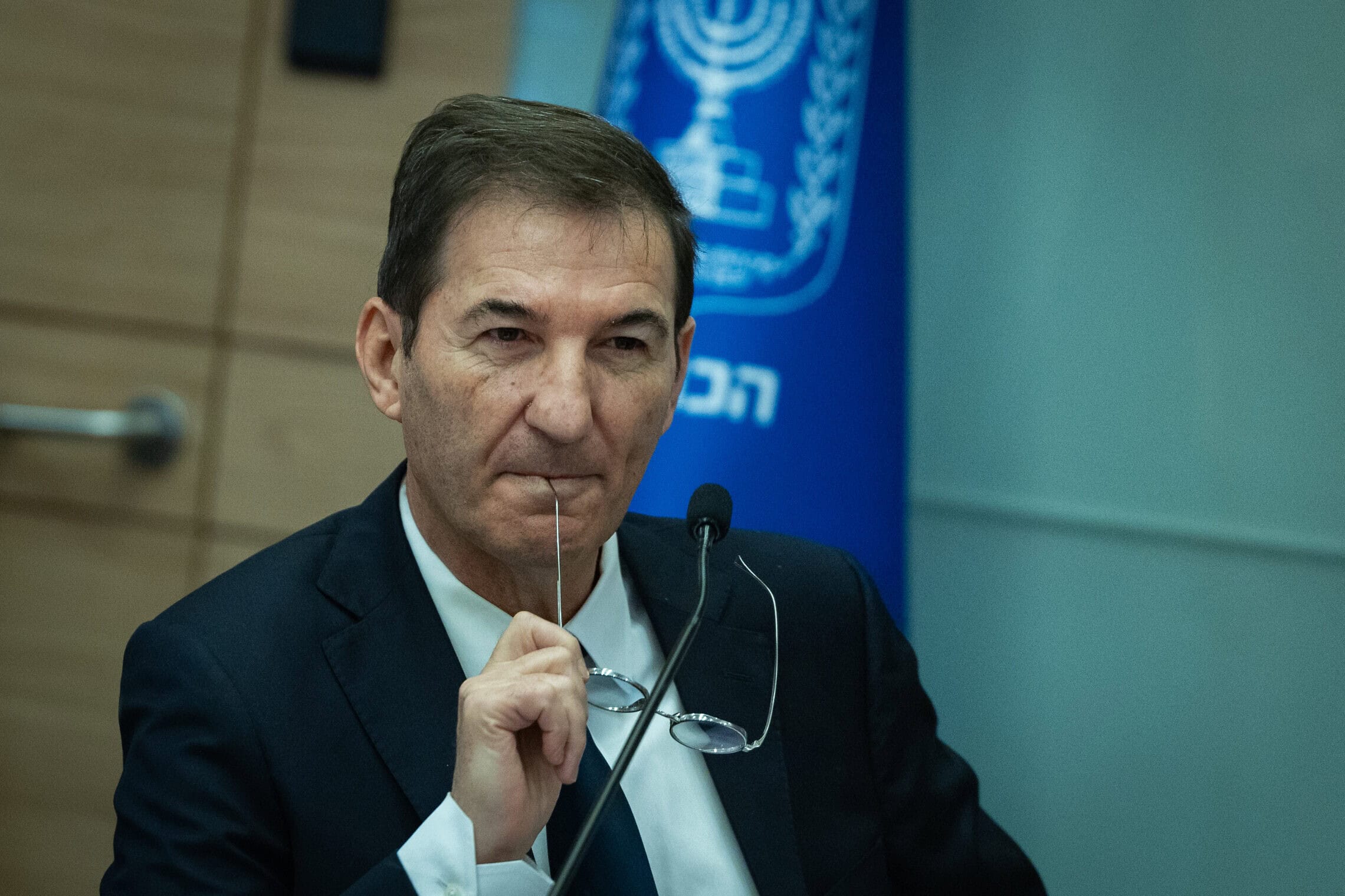 ח"כ בועז ביסמוט מנהל דיון בוועדת החוץ והביטחון של הכנסת, 25 בנובמבר 2025 (צילום: יונתן זינדל/פלאש90) ח"כ בועז ביסמוט מנהל דיון בוועדת החוץ והביטחון של הכנסת, 25 בנובמבר 2025 (צילום: יונתן זינדל/פלאש90)