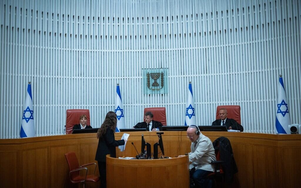 נשיא בית המשפט העליון יצחק עמית לצד השופטת יעל וילנר והשופט חאלד כבוב בדיון על מינוי יוסף בן חמו למלווה חקירת הפצ״רית. 27 בנובמבר 2025 (צילום: יונתן זינדל/פלאש90) נשיא בית המשפט העליון יצחק עמית לצד השופטת יעל וילנר והשופט חאלד כבוב בדיון על מינוי יוסף בן חמו למלווה חקירת הפצ״רית. 27 בנובמבר 2025 (צילום: יונתן זינדל/פלאש90)
