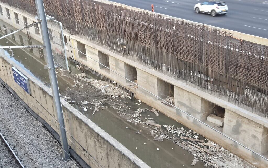 זיהום באפיק האיילון, נובמבר 2025 (צילום: יואב קרמר) זיהום באפיק האיילון, נובמבר 2025 (צילום: יואב קרמר)