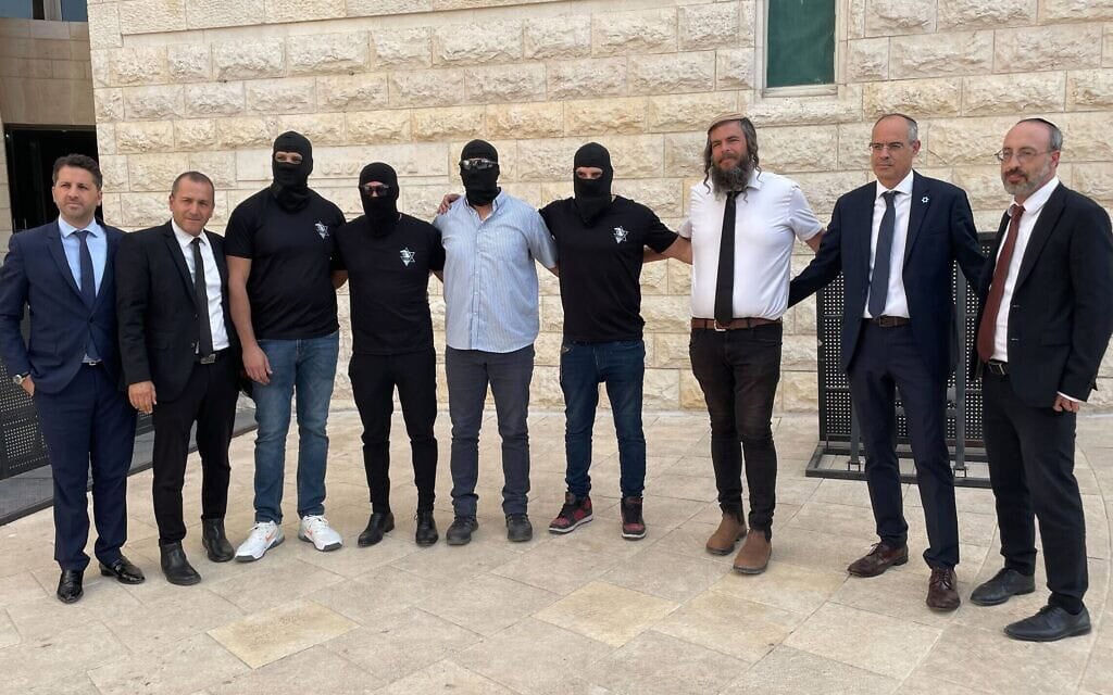 החיילים שהואשמו בהתעללות בעציר ביטחוני פלסטיני במתקן הכליאה הצבאי שדה תימן בהצהרה לתקשורת, 2 בנובמבר 2025 (צילום: ג'רמי שרון) החיילים שהואשמו בהתעללות בעציר ביטחוני פלסטיני במתקן הכליאה הצבאי שדה תימן בהצהרה לתקשורת, 2 בנובמבר 2025 (צילום: ג'רמי שרון)