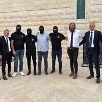 החיילים שהואשמו בהתעללות בעציר ביטחוני פלסטיני במתקן הכליאה הצבאי שדה תימן בהצהרה לתקשורת, 2 בנובמבר 2025 (צילום: ג'רמי שרון) החיילים שהואשמו בהתעללות בעציר ביטחוני פלסטיני במתקן הכליאה הצבאי שדה תימן בהצהרה לתקשורת, 2 בנובמבר 2025 (צילום: ג'רמי שרון)