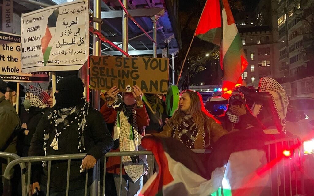 מפגינים פרו-פלסטינים מחוץ לבית הכנסת פארק איסט בניו יורק, 19 בנובמבר 2025 (צילום: לוק טרס) מפגינים פרו-פלסטינים מחוץ לבית הכנסת פארק איסט בניו יורק, 19 בנובמבר 2025 (צילום: לוק טרס)