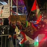 מפגינים פרו-פלסטינים מחוץ לבית הכנסת פארק איסט בניו יורק, 19 בנובמבר 2025 (צילום: לוק טרס) מפגינים פרו-פלסטינים מחוץ לבית הכנסת פארק איסט בניו יורק, 19 בנובמבר 2025 (צילום: לוק טרס)