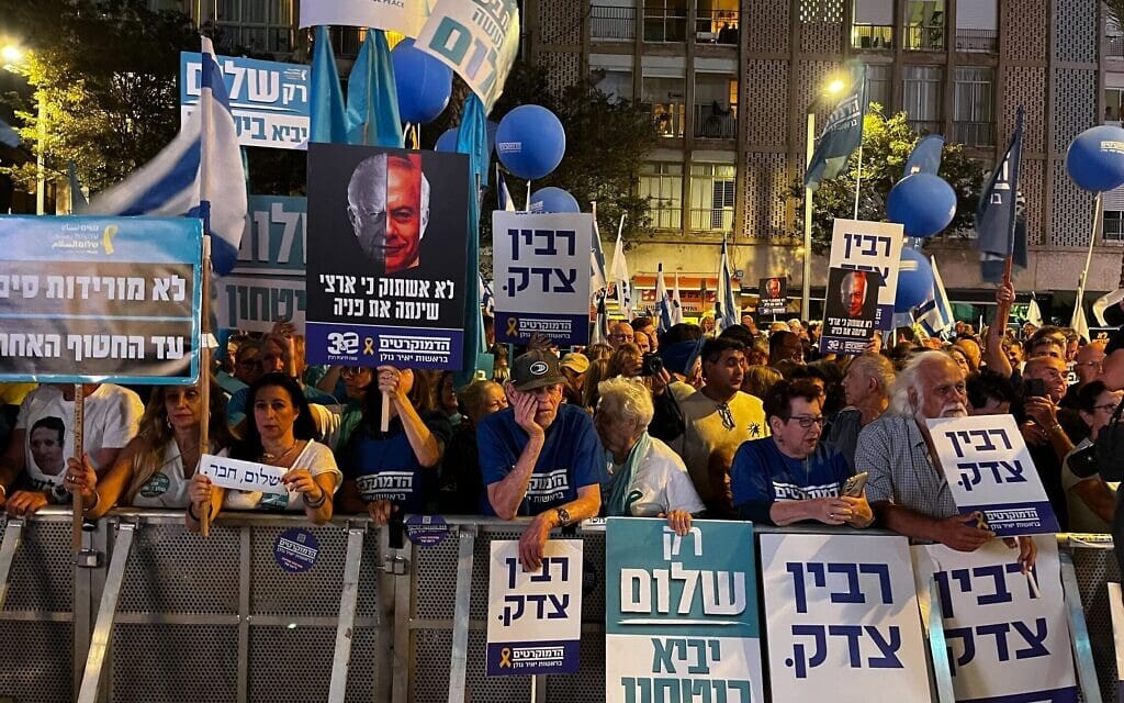 עצרת במלאת 30 לרצח רבין בכיכר רבין בתל אביב. 1 בנובמבר 2025 (צילום: סתיו לבטון) עצרת במלאת 30 לרצח רבין בכיכר רבין בתל אביב. 1 בנובמבר 2025 (צילום: סתיו לבטון)