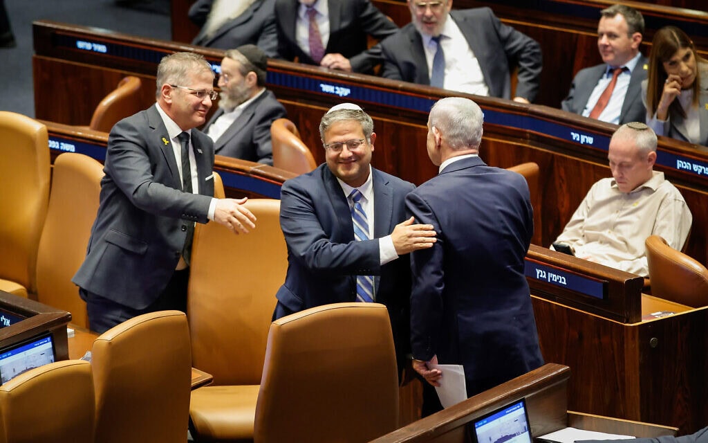 השר איתמר בן גביר מחבק את ראש הממשלה בנימין נתניהו לאחר נאומו במליאה, 10 בנובמבר 2025 (צילום: נועם מושקוביץ, דוברות הכנסת) השר איתמר בן גביר מחבק את ראש הממשלה בנימין נתניהו לאחר נאומו במליאה, 10 בנובמבר 2025 (צילום: נועם מושקוביץ, דוברות הכנסת)