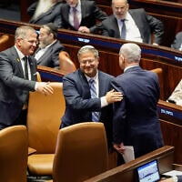 השר איתמר בן גביר מחבק את ראש הממשלה בנימין נתניהו לאחר נאומו במליאה, 10 בנובמבר 2025