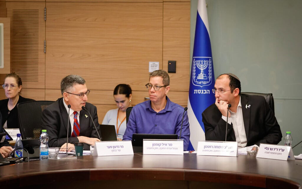 השר גדעון סער בדיון ועדת חוקה. 17 בנובמבר 2025 (צילום: נועם מושקוביץ, דוברות הכנסת) השר גדעון סער בדיון ועדת חוקה. 17 בנובמבר 2025 (צילום: נועם מושקוביץ, דוברות הכנסת)