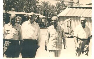 פנחס ספיר, שר האוצר בממשלת ישראל (שני משמאל), מבקר בבית חרושת אתא. מלווים אותו, הנס מולר, בעל המפעל וגרי – מנהל בכיר במפעל. צולם בין השנים 1950-1960 (צילום: פיקוויקי) פנחס ספיר, שר האוצר בממשלת ישראל (שני משמאל), מבקר בבית חרושת אתא. מלווים אותו, הנס מולר, בעל המפעל וגרי – מנהל בכיר במפעל. צולם בין השנים 1950-1960 (צילום: פיקוויקי)