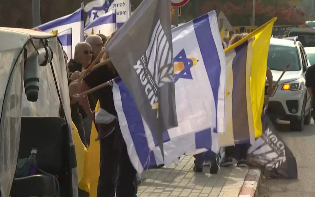 החלל החטוף דרור אור מובא לקבורה בקיבוץ בארי, מאות ליוו את מסע הלוויה בשולי הדרך, 30 בנובמבר 2025 (צילום: צילום מסך, רויטרס לייב) החלל החטוף דרור אור מובא לקבורה בקיבוץ בארי, מאות ליוו את מסע הלוויה בשולי הדרך, 30 בנובמבר 2025 (צילום: צילום מסך, רויטרס לייב)