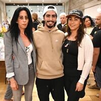 מתן צנגאוקר לצד אימו עינב ובת זוגו אילנה גריצווסקי בכיכר החטופים, 1 בנובמבר 2025 (צילום: אוריאל אבן ספיר) מתן צנגאוקר לצד אימו עינב ובת זוגו אילנה גריצווסקי בכיכר החטופים, 1 בנובמבר 2025 (צילום: אוריאל אבן ספיר)