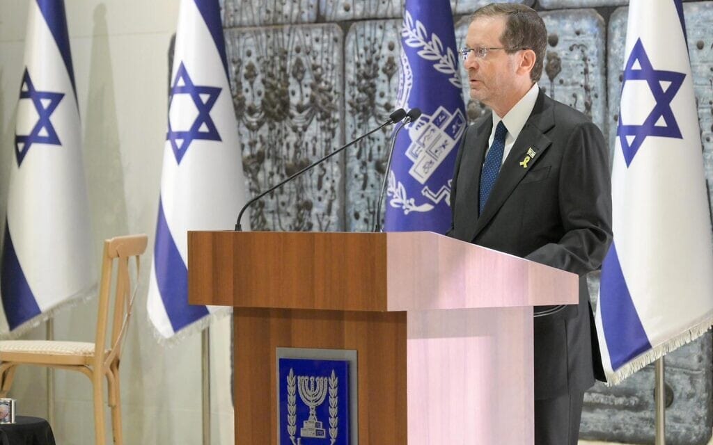 נשיא המדינה יצחק הרצוג בטקס האזכרה הפותח את אירועי יום הזיכרון ליצחק רבין. 3 בנובמבר 2025 (צילום: מעיין טואף/ לע״מ) נשיא המדינה יצחק הרצוג בטקס האזכרה הפותח את אירועי יום הזיכרון ליצחק רבין. 3 בנובמבר 2025 (צילום: מעיין טואף/ לע״מ)