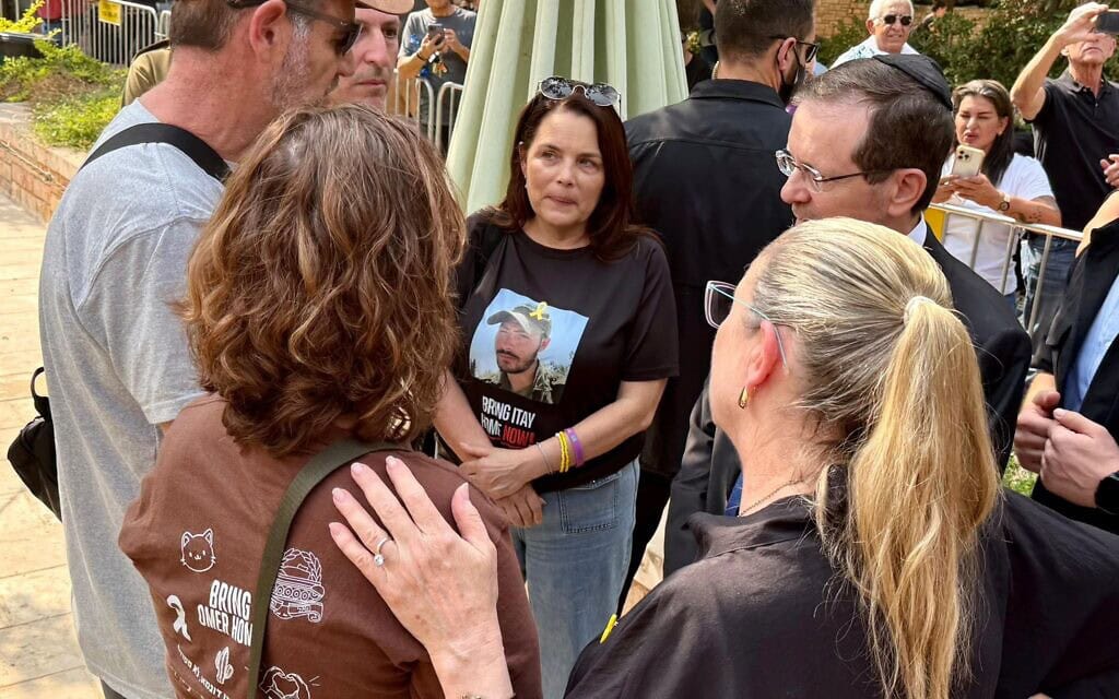 נשיא המדינה יצחק הרצוג ורעייתו מיכל עם משפחותיהם של החלל החטוף איתי חן ושל עומר נאוטרה, שגופתו הושבה ארצה, בפתח הלווייתו של אל״ם אסף חממי, 4 בנובמבר 2025 (צילום: דוברות בית הנשיא) נשיא המדינה יצחק הרצוג ורעייתו מיכל עם משפחותיהם של החלל החטוף איתי חן ושל עומר נאוטרה, שגופתו הושבה ארצה, בפתח הלווייתו של אל״ם אסף חממי, 4 בנובמבר 2025 (צילום: דוברות בית הנשיא)