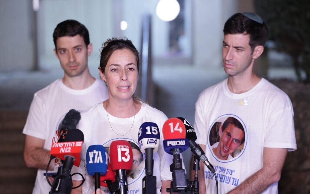 איילת, חמי וצור גולדין, שלושת אחיו של החלל החטוף הדר גולדין, 10 בנובמבר 2025 (צילום: אלון גלבוע) איילת, חמי וצור גולדין, שלושת אחיו של החלל החטוף הדר גולדין, 10 בנובמבר 2025 (צילום: אלון גלבוע)