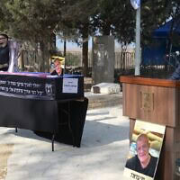 נשיא המדינה יצחק הרצוג נושא דברים בהלווית מני גודארד בקיבוץ בארי. 17 בנובמבר 2025 (צילום: עמוס בן גרשום/לע״מ) נשיא המדינה יצחק הרצוג נושא דברים בהלווית מני גודארד בקיבוץ בארי. 17 בנובמבר 2025 (צילום: עמוס בן גרשום/לע״מ)