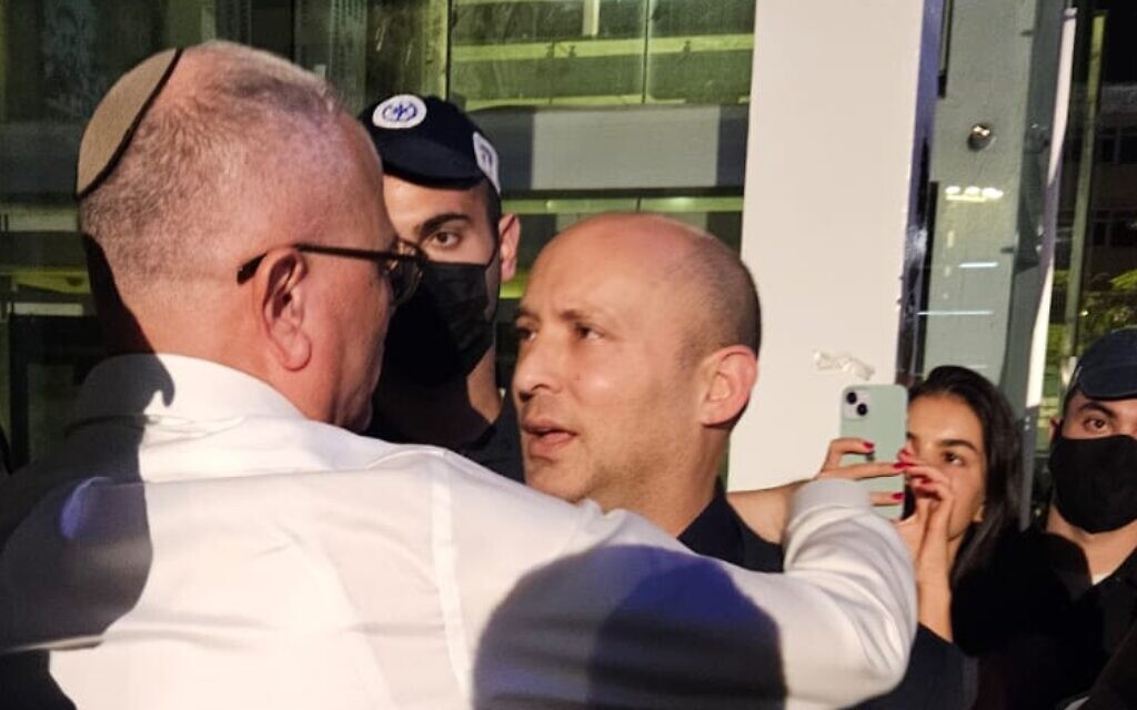 רפי בן שטרית וראש הממשלה לשעבר נפתלי בנט בהפגנה לוועדת חקירה ממלכתית. 22 בנובמבר 2025 רפי בן שטרית וראש הממשלה לשעבר נפתלי בנט בהפגנה לוועדת חקירה ממלכתית. 22 בנובמבר 2025