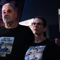 איציק וטליק גואילי, הוריו של החלל החטוף רן גואילי, בהפגנת מטה החטופים, 22 בנובמבר 2025 (צילום: פאולינה פאטימר, מטה החטופים) איציק וטליק גואילי, הוריו של החלל החטוף רן גואילי, בהפגנת מטה החטופים, 22 בנובמבר 2025 (צילום: פאולינה פאטימר, מטה החטופים)