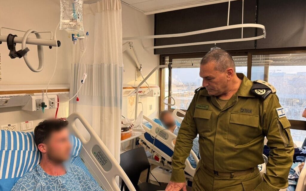 הרמטכ"ל אייל זמיר עם לוחמים שנפצעו בדרום סוריה. בית החולים שיבא, 28 בנובמבר 2025 (צילום: דובר צה"ל) הרמטכ"ל אייל זמיר עם לוחמים שנפצעו בדרום סוריה. בית החולים שיבא, 28 בנובמבר 2025 (צילום: דובר צה"ל)