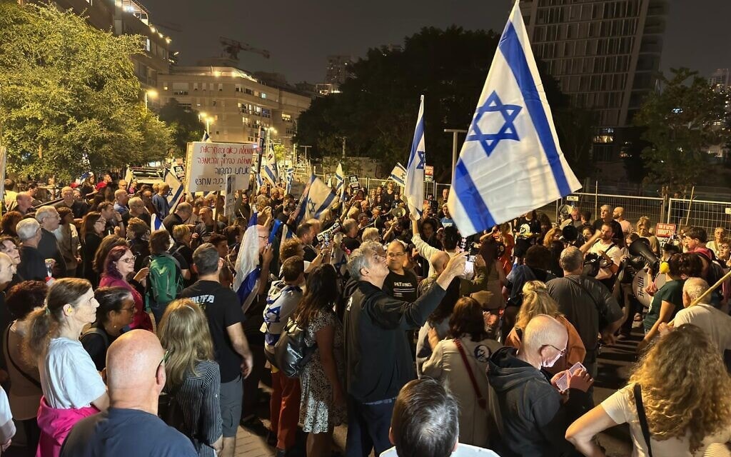 הפגנת תמיכה ביועמ"שית גלי בהרב מיארה מחוץ לביתה בתל אביב, 29 בנובמבר 2025 (צילום: רוני שפירו/המחאה בעד הדמוקרטיה) הפגנת תמיכה ביועמ"שית גלי בהרב מיארה מחוץ לביתה בתל אביב, 29 בנובמבר 2025 (צילום: רוני שפירו/המחאה בעד הדמוקרטיה)
