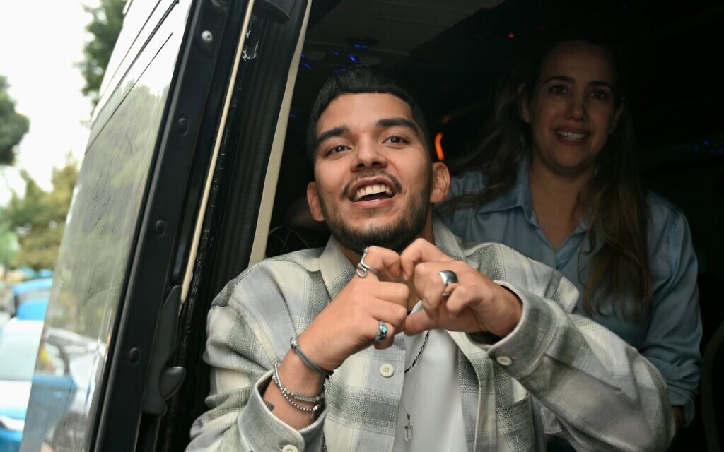 שורד השבי יוסף חיים אוחנה סיים את השיקום וחזר לביתו בקריית מלאכי, 30 בנובמבר 2025 (צילום: פאולינה פטימר, מטה החטופים) שורד השבי יוסף חיים אוחנה סיים את השיקום וחזר לביתו בקריית מלאכי, 30 בנובמבר 2025 (צילום: פאולינה פטימר, מטה החטופים)