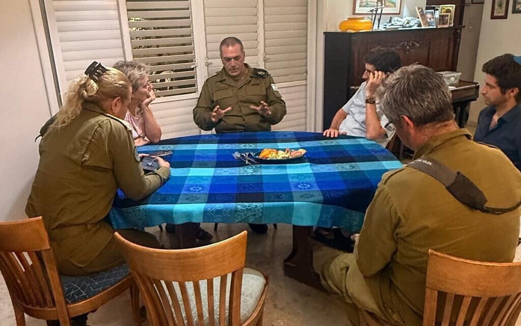 המפגש של הרמטכ"ל אייל זמיר עם משפחתו של החלל החטוף הדר גולדין, 8 בנובמבר 2025 (צילום: דובר צה"ל) המפגש של הרמטכ"ל אייל זמיר עם משפחתו של החלל החטוף הדר גולדין, 8 בנובמבר 2025 (צילום: דובר צה"ל)