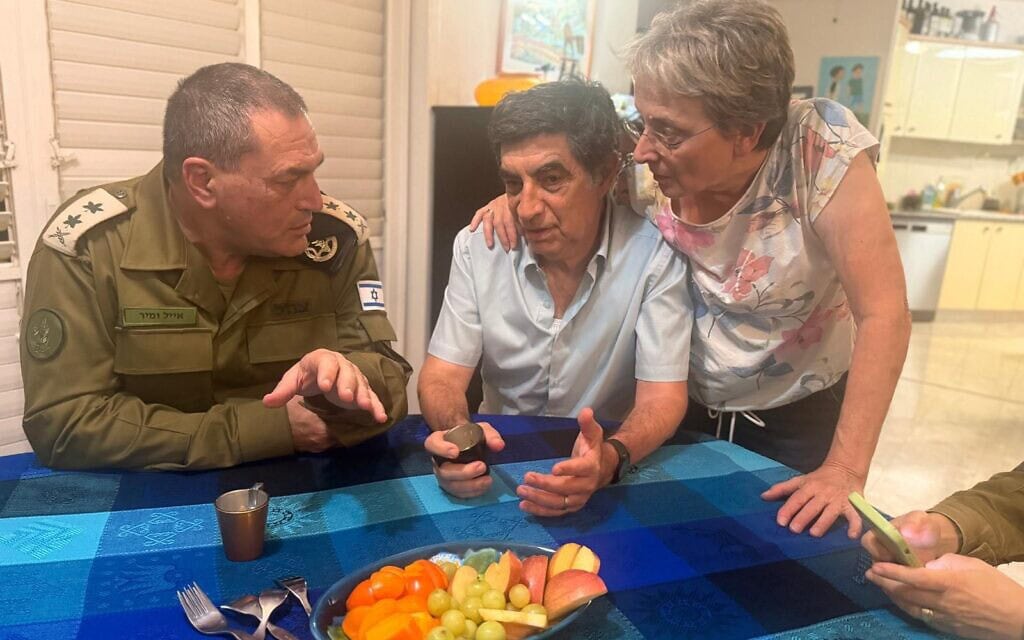 המפגש של הרמטכ"ל אייל זמיר עם משפחתו של החלל החטוף הדר גולדין, 8 בנובמבר 2025 המפגש של הרמטכ"ל אייל זמיר עם משפחתו של החלל החטוף הדר גולדין, 8 בנובמבר 2025