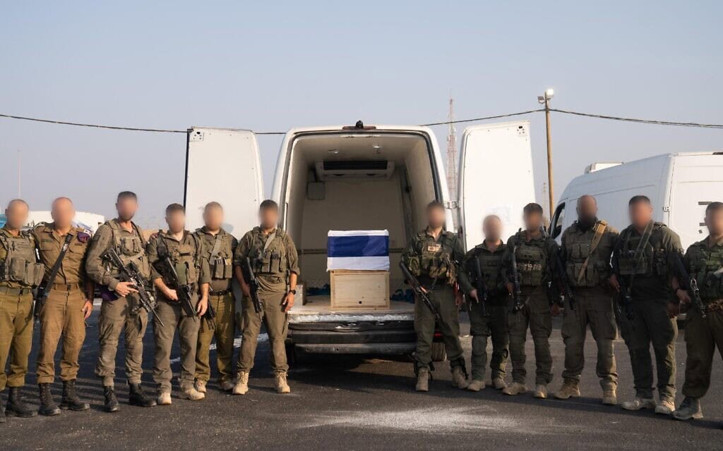 צוות המילואים שהחזיר את הדר גולדין לישראל והורכב מחבריו לפלוגה, 9 בנובמבר 2025 (צילום: דובר צה"ל) צוות המילואים שהחזיר את הדר גולדין לישראל והורכב מחבריו לפלוגה, 9 בנובמבר 2025 (צילום: דובר צה"ל)