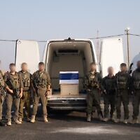 צוות המילואים שהחזיר את הדר גולדין לישראל והורכב מחבריו לפלוגה, 9 בנובמבר 2025 (צילום: דובר צה"ל) צוות המילואים שהחזיר את הדר גולדין לישראל והורכב מחבריו לפלוגה, 9 בנובמבר 2025 (צילום: דובר צה"ל)