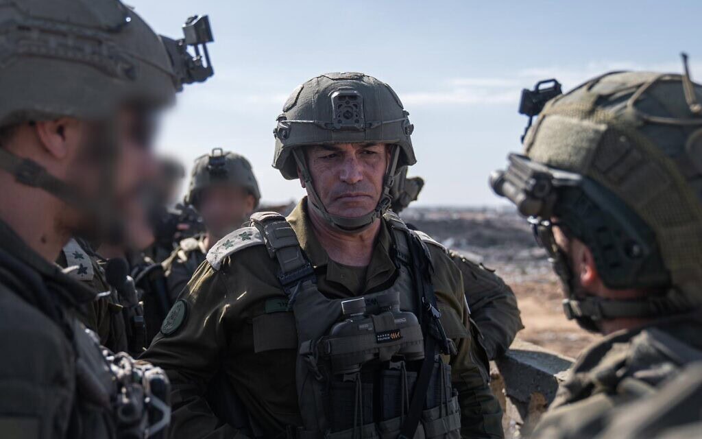 הרמטכ"ל אייל זמיר לצד קציני צה"ל ברפיח שבדרום רצועת עזה, 16 בנובמבר 2025 (צילום: צה"ל) הרמטכ"ל אייל זמיר לצד קציני צה"ל ברפיח שבדרום רצועת עזה, 16 בנובמבר 2025 (צילום: צה"ל)