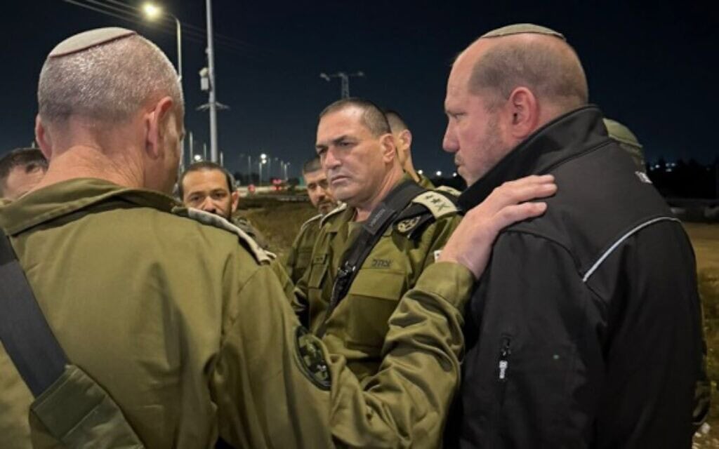 הרמטכ"ל אייל זמיר בזירת הפיגוע בצומת גוש עציון, 18 בנובמבר 2025 (צילום: צה"ל) הרמטכ"ל אייל זמיר בזירת הפיגוע בצומת גוש עציון, 18 בנובמבר 2025 (צילום: צה"ל)