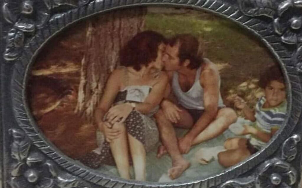 הנשיקה של הדי בן-עמר ואשתו חניה (צילום: באדיבות המצולמים) הנשיקה של הדי בן-עמר ואשתו חניה (צילום: באדיבות המצולמים)