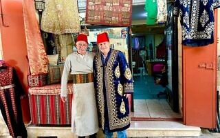 בילאל אבו ח'לף משמאל ויוסי פישר מול חנות הבדים בשוק אבטימוס ברובע הנוצרי בירושלים, 2025 (צילום: באדיבות המצולמים) בילאל אבו ח'לף משמאל ויוסי פישר מול חנות הבדים בשוק אבטימוס ברובע הנוצרי בירושלים, 2025 (צילום: באדיבות המצולמים)