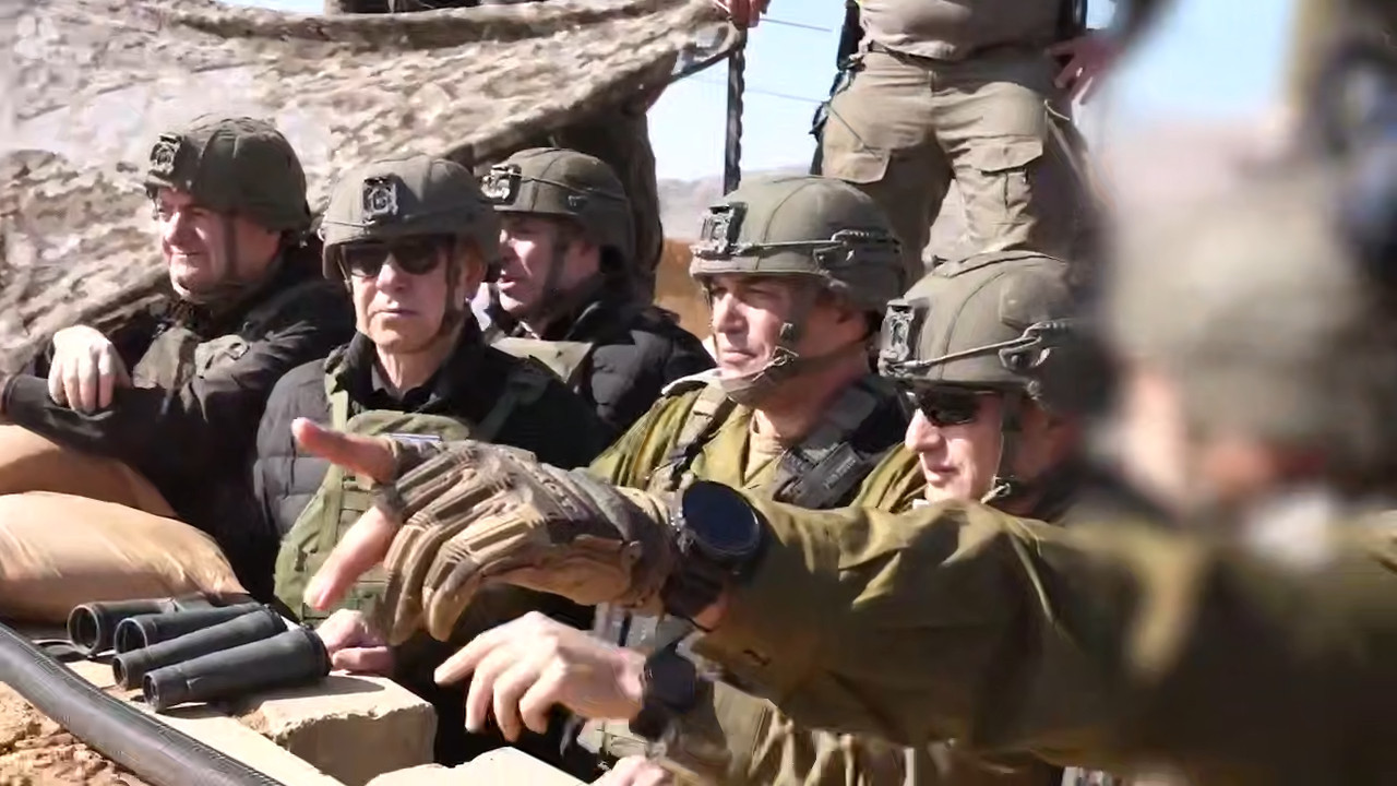 בנימין נתניהו בביקור בסוריה, בהשתתפות הרמטכ"ל אייל זמיר, השר ישראל כ"ץ ובכירים נוספים, 19 בנובמבר 2025 (צילום: צילום מסך לע"מ) בנימין נתניהו בביקור בסוריה, בהשתתפות הרמטכ"ל אייל זמיר, השר ישראל כ"ץ ובכירים נוספים, 19 בנובמבר 2025 (צילום: צילום מסך לע"מ)