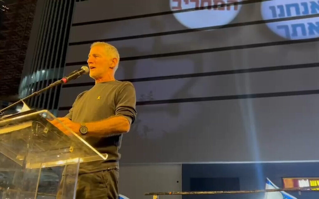 יאיר גולן נואם בהפגנה נגד הממשלה בקפלן, תל אביב, 8 בנובמבר 2025 (צילום: זיו שמע תקשורת) יאיר גולן נואם בהפגנה נגד הממשלה בקפלן, תל אביב, 8 בנובמבר 2025 (צילום: זיו שמע תקשורת)