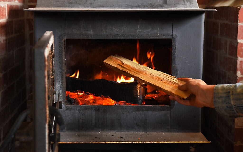 קמין עצים מיושן (צילום: iStock/PamWalker68) קמין עצים מיושן (צילום: iStock/PamWalker68)