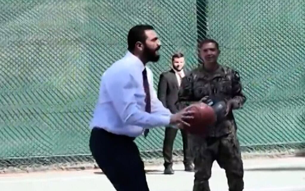 נשיא סוריה אחמד א-שרע משחק כדורסל בוושינגטון עם מפקד סנטקוםמ בראד קופר, 8 בנובמבר 2025 (צילום: צילום מסך) נשיא סוריה אחמד א-שרע משחק כדורסל בוושינגטון עם מפקד סנטקוםמ בראד קופר, 8 בנובמבר 2025 (צילום: צילום מסך)