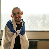 שורד השבי רום ברסלבסקי אחרי שחרורו בבית החולים שיבא תל השומר, 13 באוקטובר 2025 (צילום: ערן ירדני/לע"מ) שורד השבי רום ברסלבסקי אחרי שחרורו בבית החולים שיבא תל השומר, 13 באוקטובר 2025 (צילום: ערן ירדני/לע"מ)